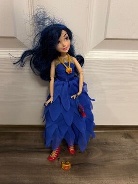 Disney Descendants Coronation Evie Isle of the Lost Doll